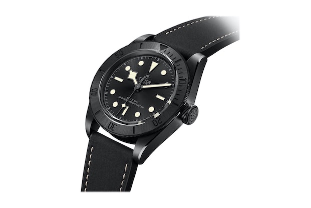 チューダーの新作はキャリバーまで真っ黒！｜ブラック ベイ セラミック