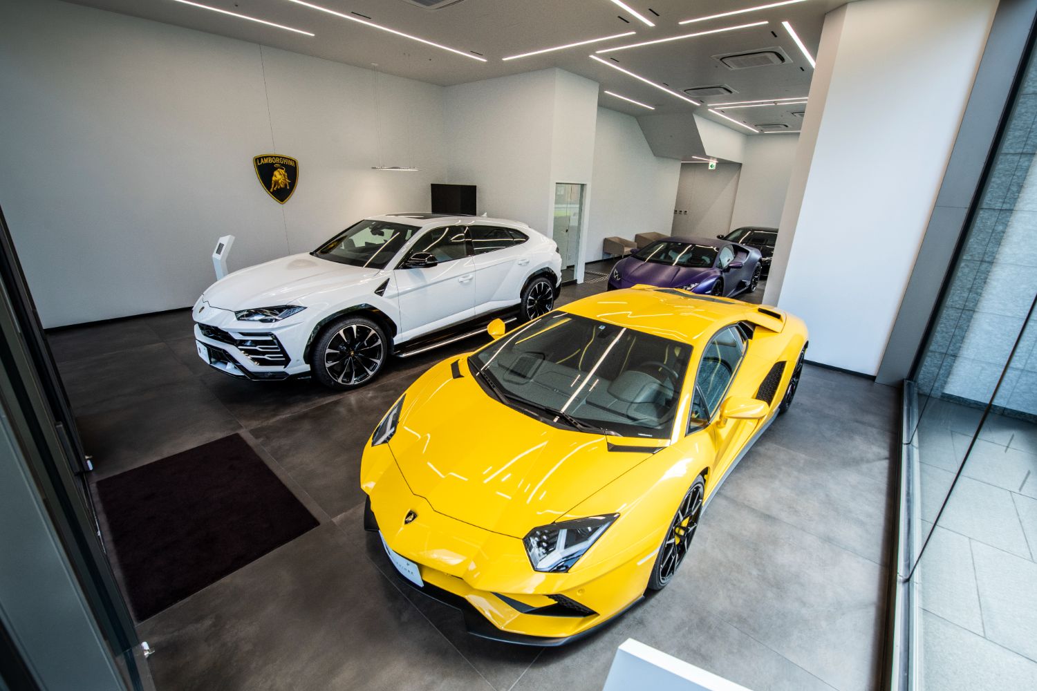 西日本初となるランボルギーニの認定中古車ショールームが大阪にオープン Octane Jp Fuelling The Passion 車 に情熱を