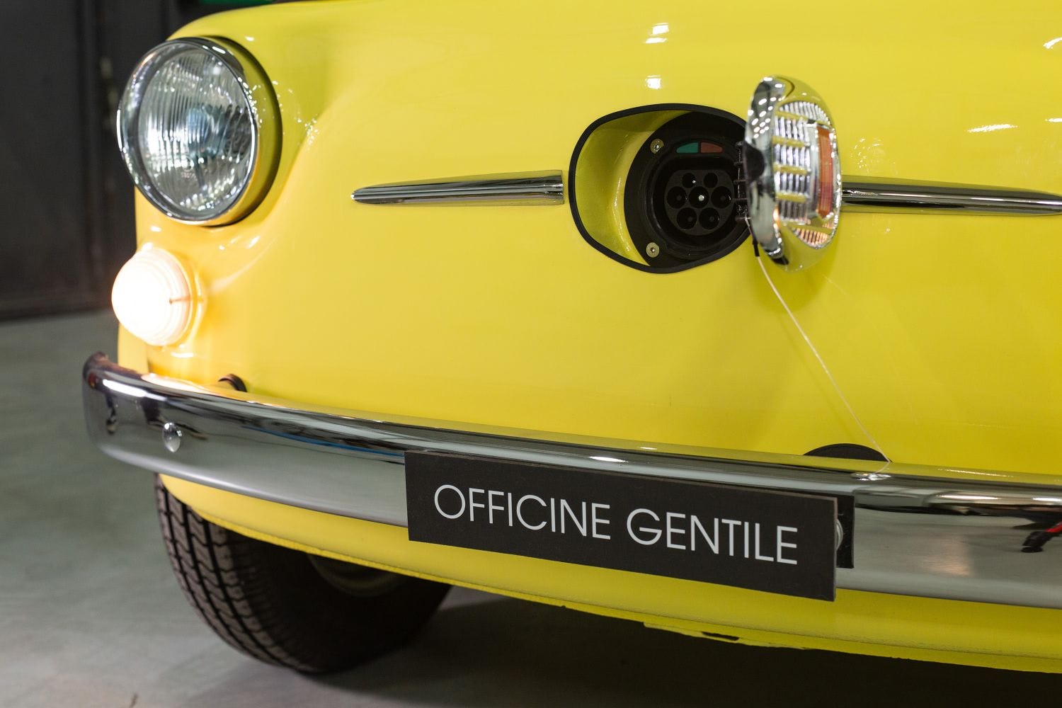 FIAT 500がEVになった！まさに「動くモダンアート」｜生産第1号車が