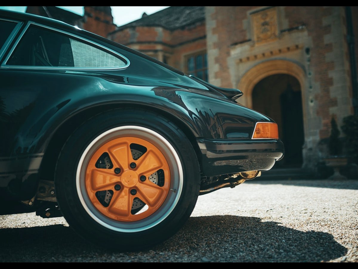 86年式ポルシェ911を徹底的にレストモッド！オリジナルと乗り比べて