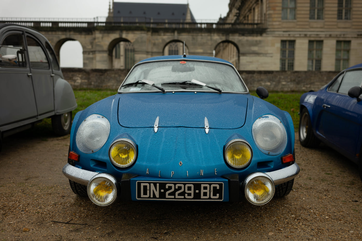 霧雨降りしきる中で艶めくクラシックカー｜フランス最大級の旧車クラブ