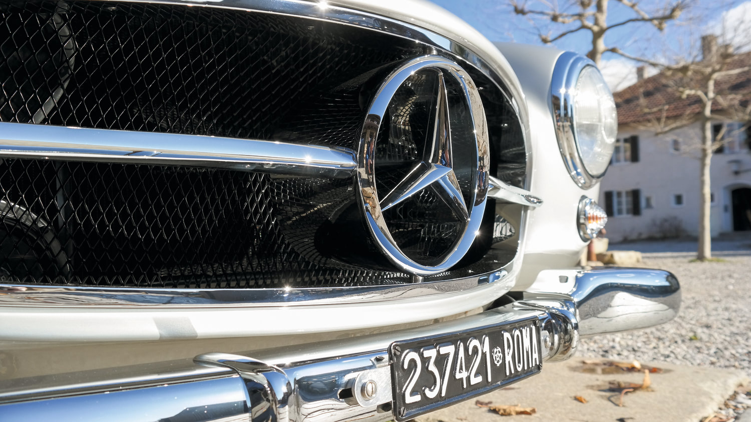 家の庭にプレゼントの新車が置いてあったの。それはドアを開け放った