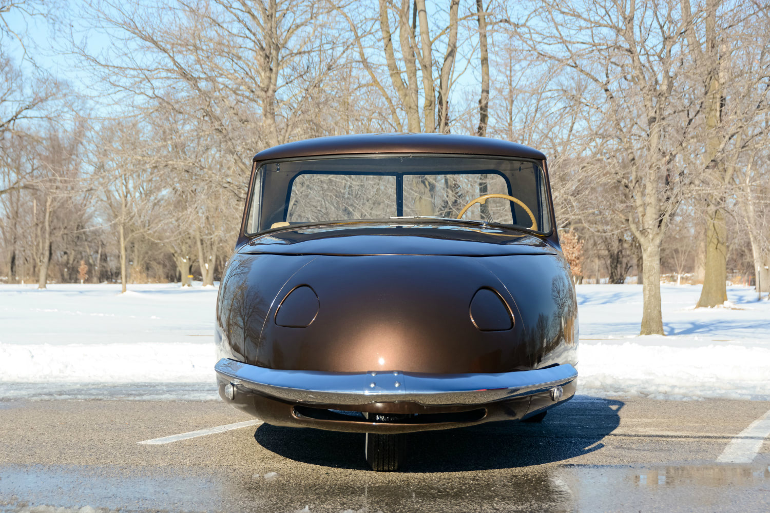 過去から来た「未来の車」!? 流線型の三輪オープンカーの未来感が半端