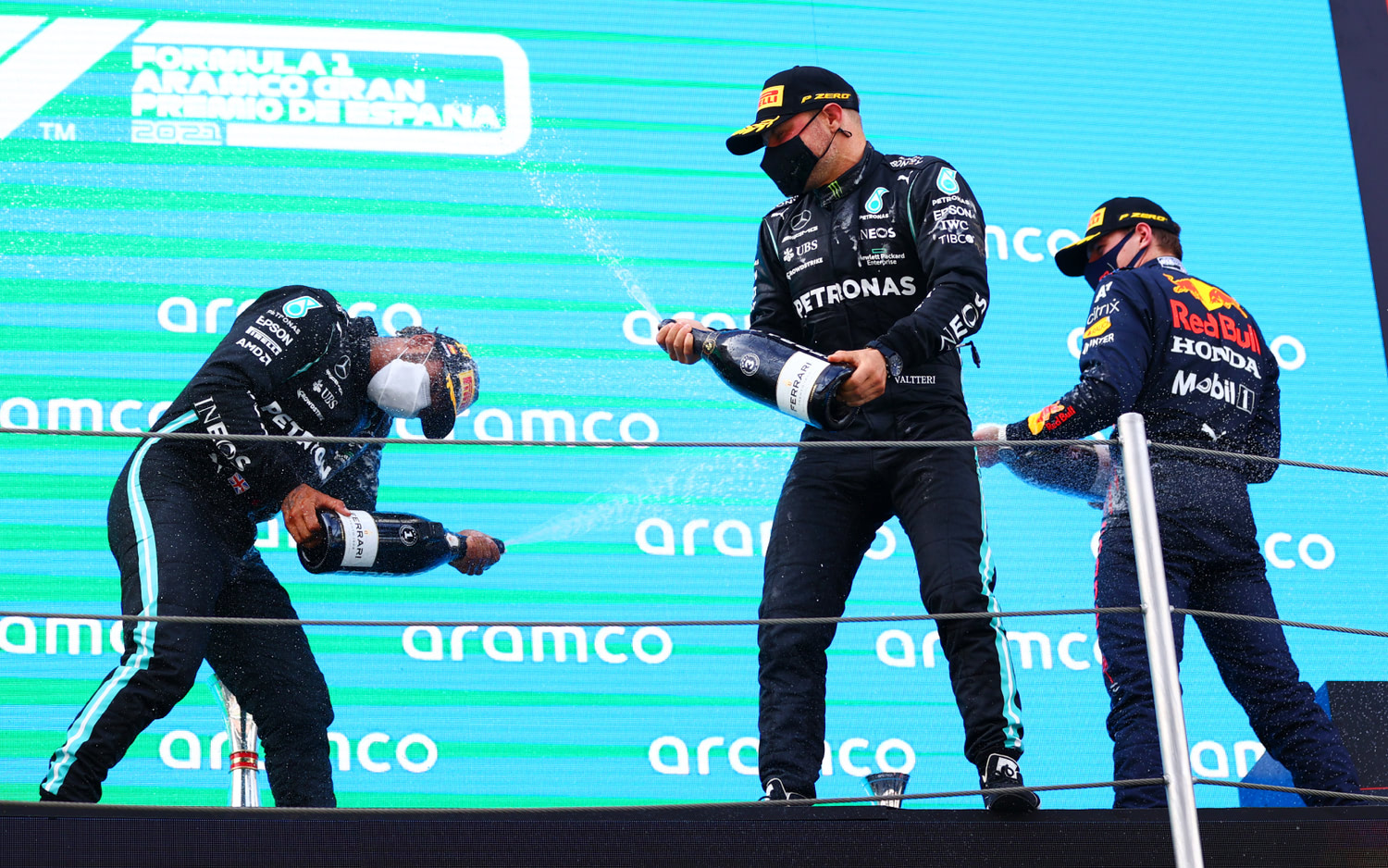 F1公式スパークリングワインのフェッラーリ・トレントがサイン入り