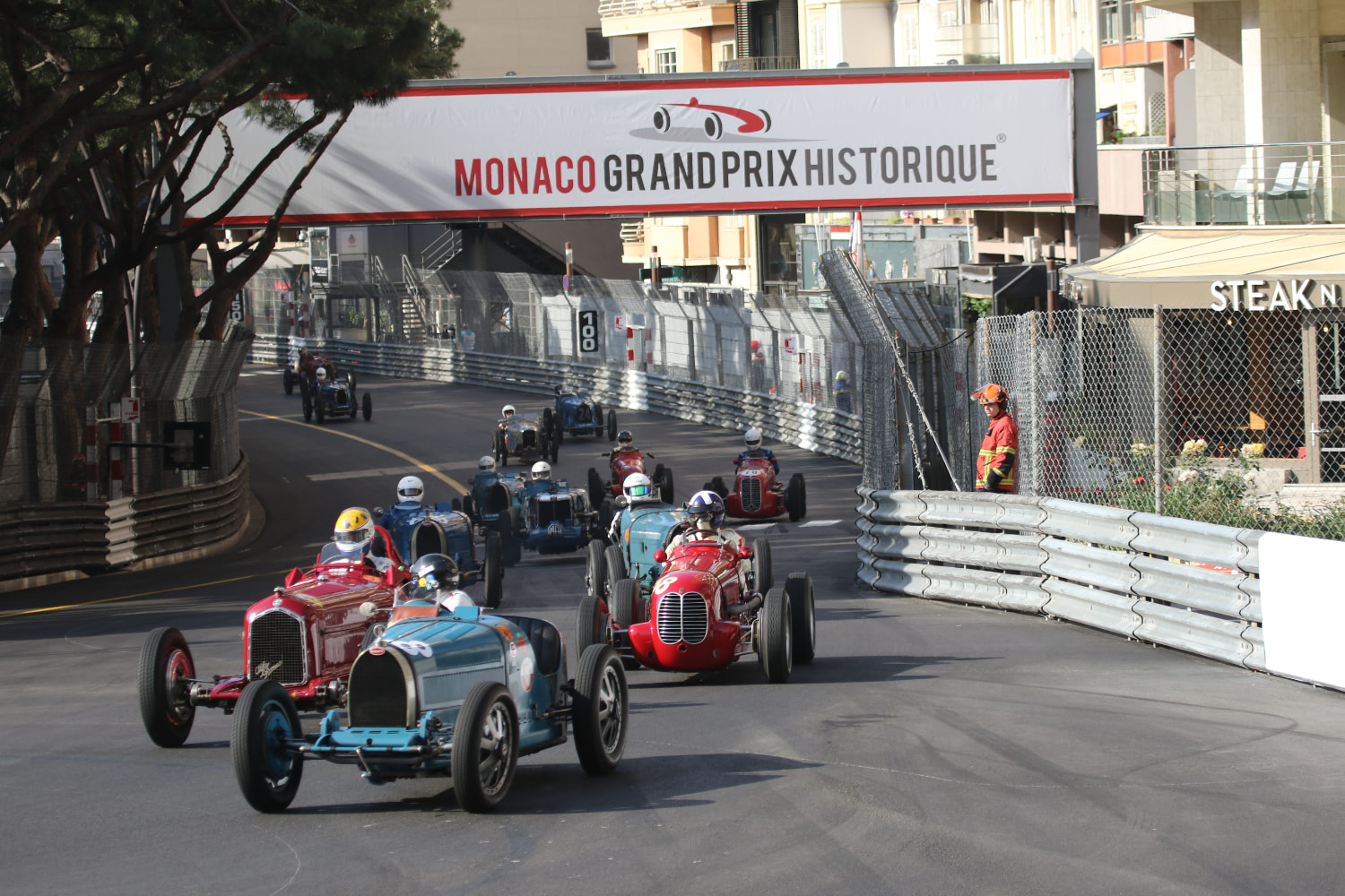 モナコヒストリックグランプリで、往年の名マシンが真剣勝負