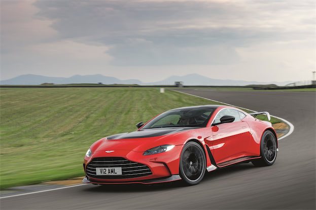 限定333台のアストンV12ヴァンテージをテストサーキットで試乗
