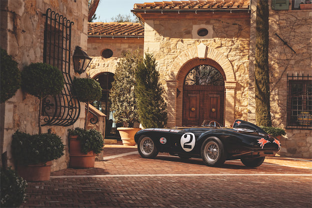 倉庫で40年間放置されたフェラーリ750モンツァが、往年の輝きを