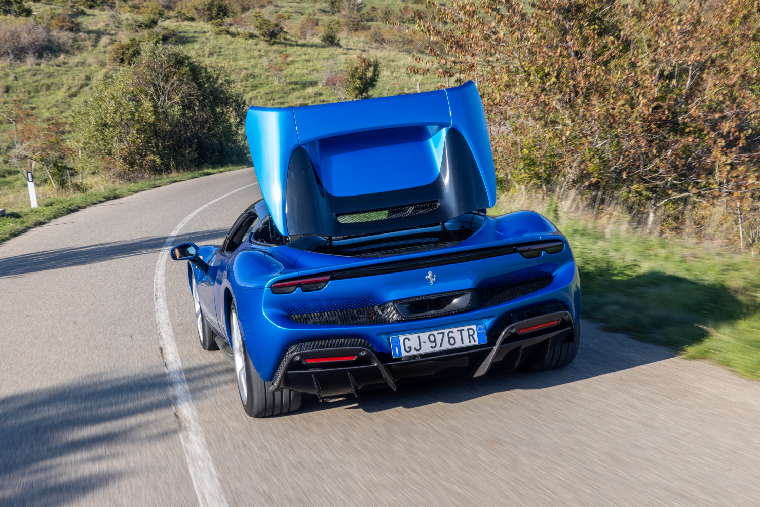 フェラーリ296 GTS海外試乗｜あたらしさ満載の万能スパイダーで