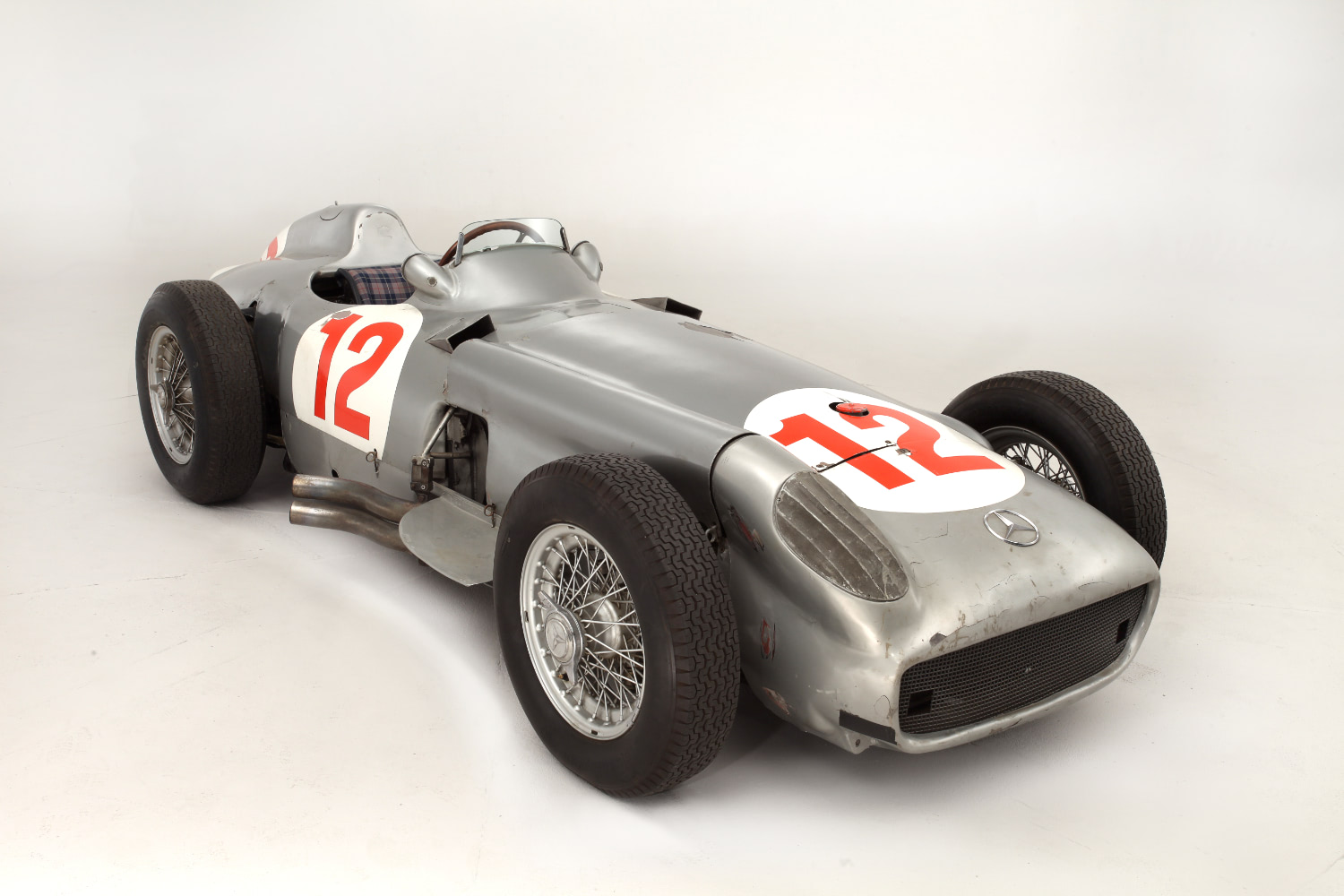 歴史的なレーシングカーをサーキットのグリッドで販売!? ｜F1と