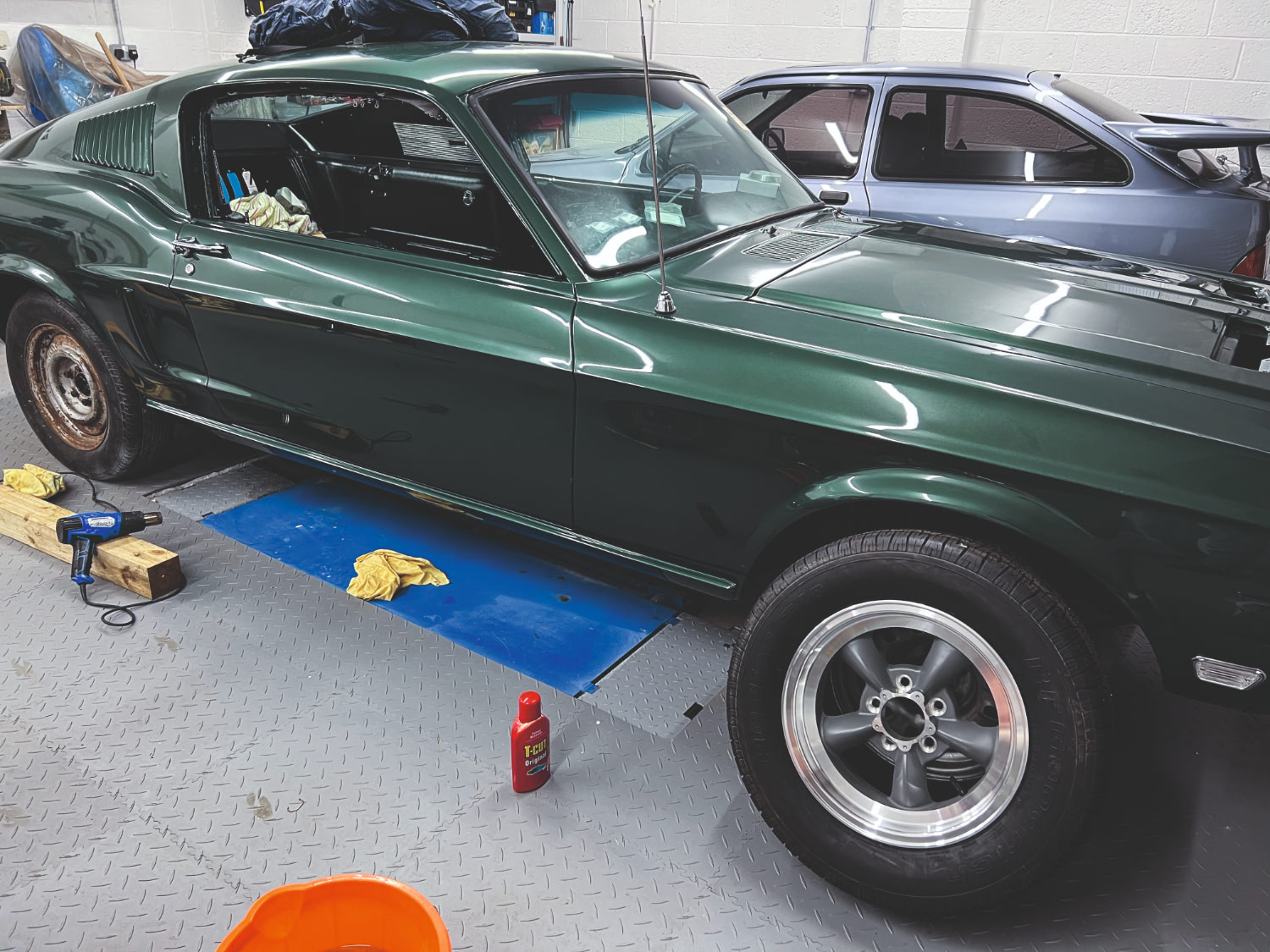 マスタング・ファストバックのドアを自分で修理してみた｜『Octane』UK