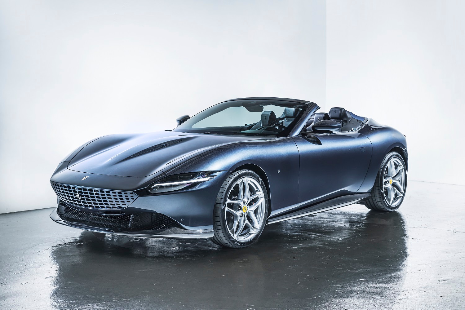 タイムレスでエレガント。フェラーリ ローマ スパイダーが早くも日本初