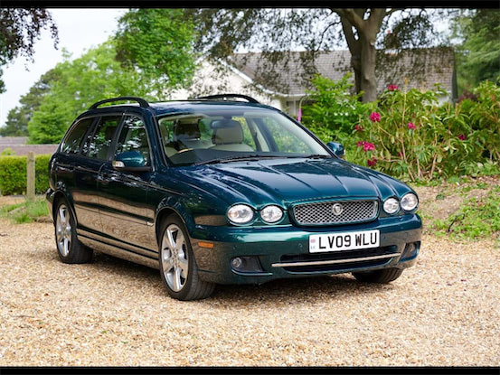 エリザベス女王の元愛車｜3.0リッター V6エンジンを積んだジャガーX