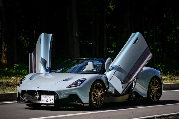 スリルに思わず笑みを浮かべるスポーツカー、マセラティMC20チェロ