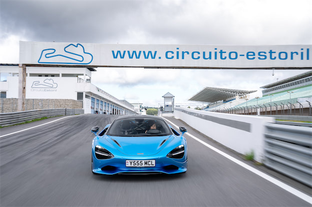 スーパースポーツの新たな扉を開けるマクラーレン750S｜速さと快適さを