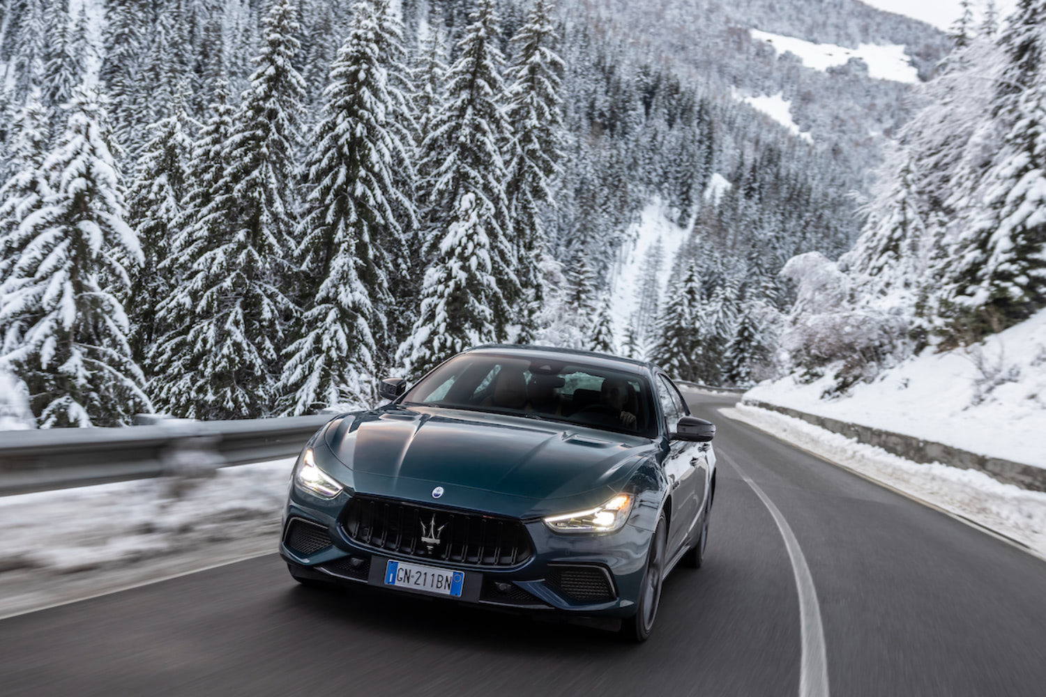 マセラティ最後のV8モデルをイタリアの雪上でドライブ | octane.jp